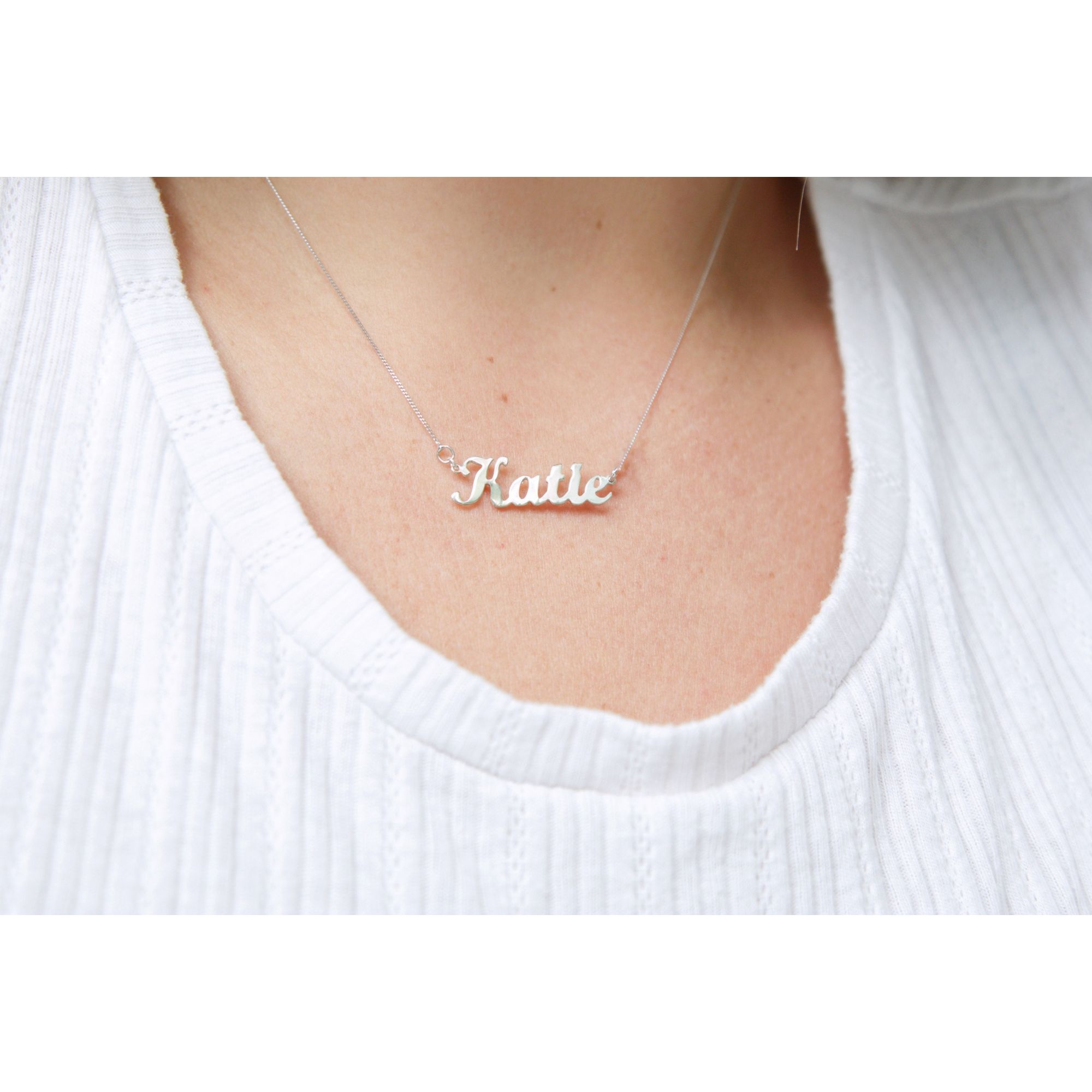 9ct White Gold Personalised Script Name 