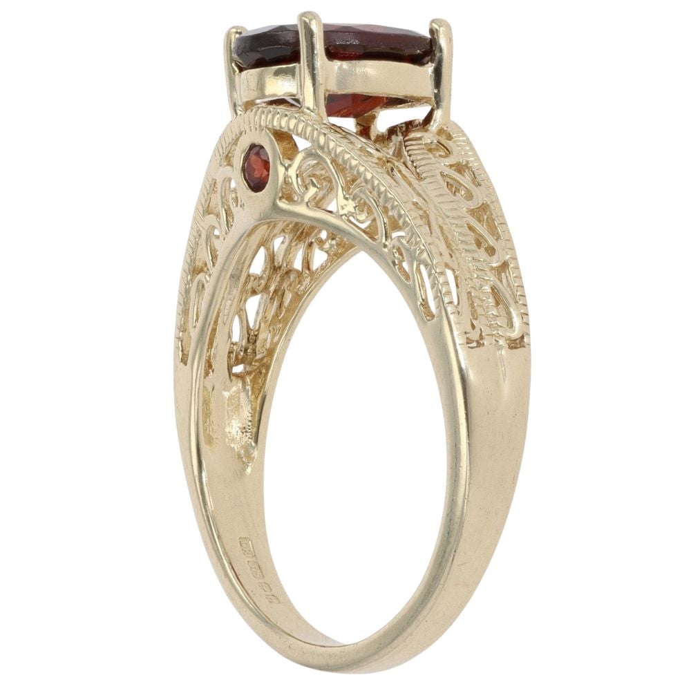 9ct Yellow Gold Garnet Solitaire Patterned Ring