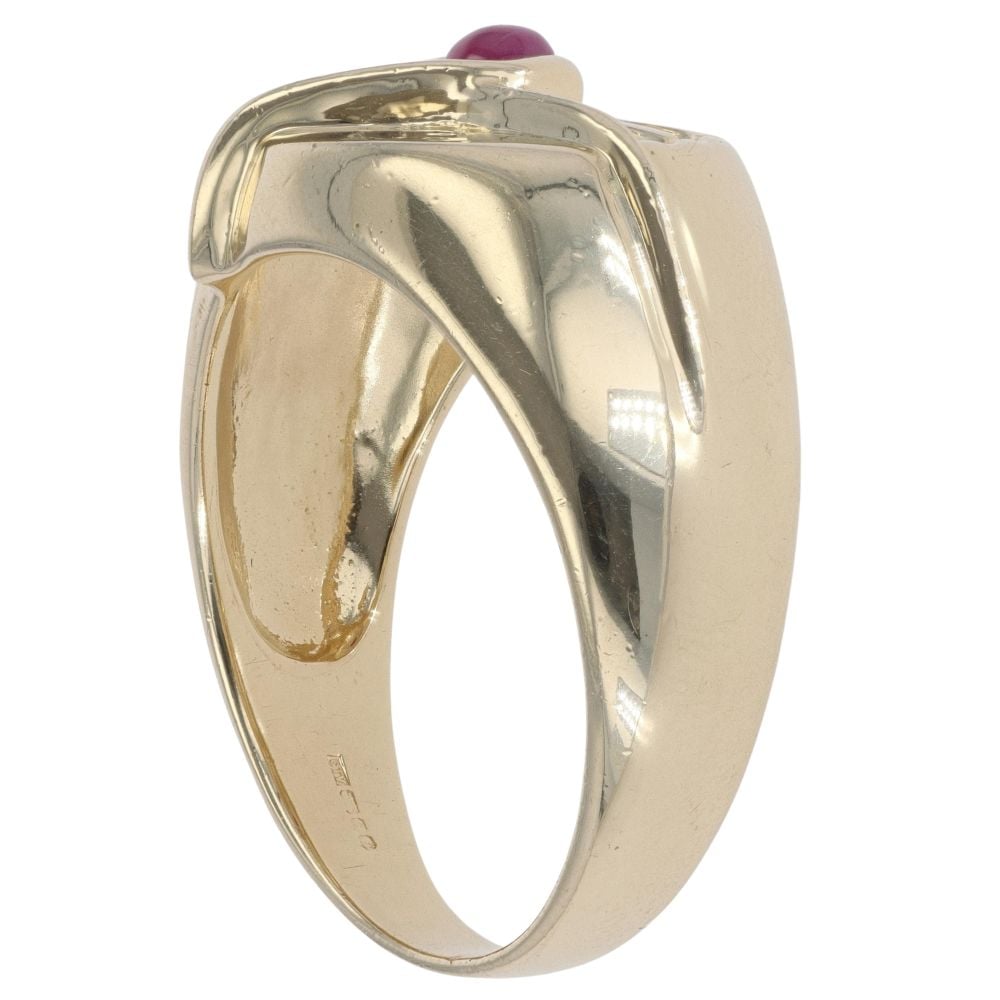9ct Yellow Gold Linear Patterned Ruby Cabochon Signet Ring